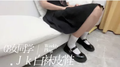 女同学说太晚了宿舍关门了我也不知道是不是